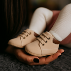 Chaussure Bébé Cuir Solide 0-18 Mois – Semelle PU Renforcée, Lacets, Design Classique, Cadeau | LeatherStep by TrioNest™ Mon Adorable Bébé