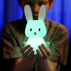 Veilleuse Lapin Silicone Bébé – 7 Couleurs LED, 3 Modes, 10h Autonomie, Sans BPA | TrioNest™