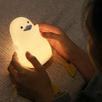 Veilleuse Mouette Silicone Bébé – Lumière Douce, Arrêt Auto 20 min, Support Téléphone | TrioNest™