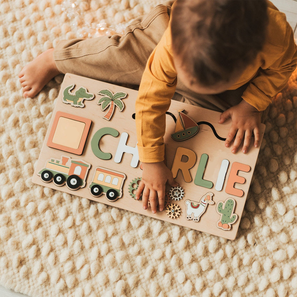 Puzzle en Bois Prénom Personnalisé – Éveil Sensoriel, Bois Éco-Responsable, +9 Mois, Cadeau Unique | NamePuzzle by TrioNest™