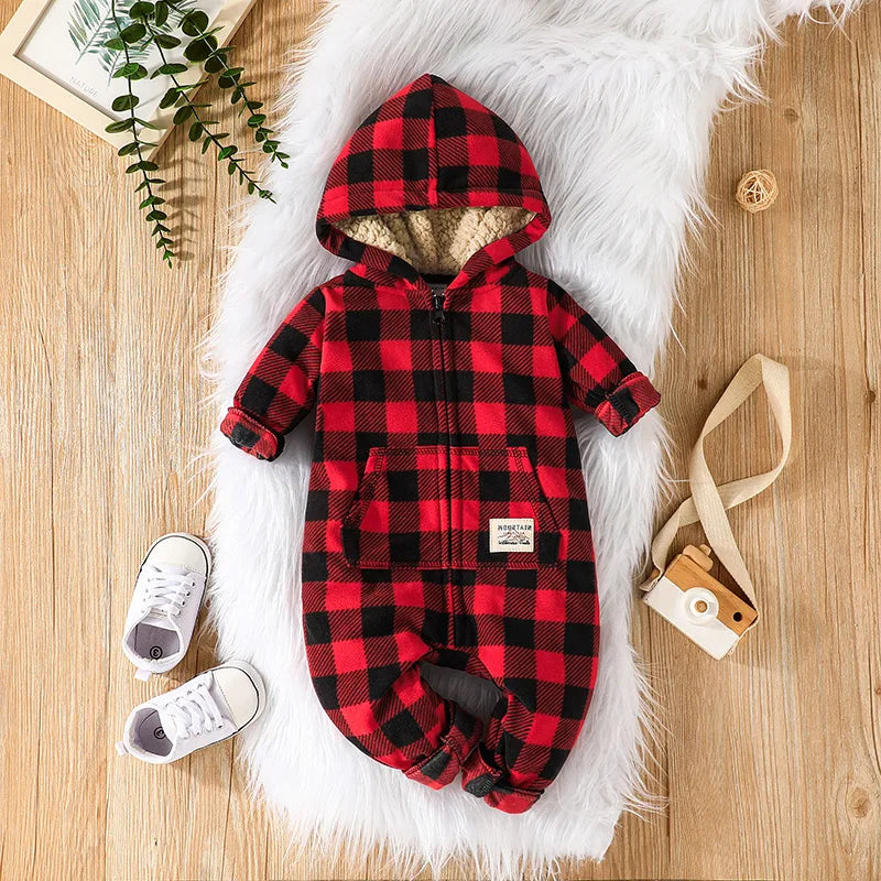 Barboteuse Bébé À Carreaux Rouges – Capuche, Fermeture Éclair, Tissu Extensible, Hiver & Toutes Saisons | RedPlaid by TrioNest™ Mon Adorable Bébé