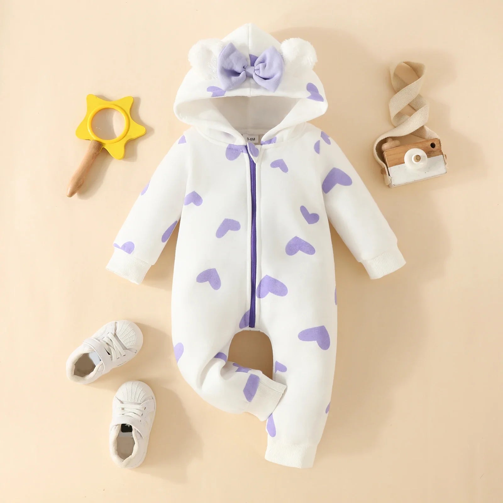 Barboteuse Bébé Fille Cœur – Manches Longues, Nœud Décoratif, Capuche, Tissu Douillet, Hiver | HeartBow by TrioNest™ Mon Adorable Bébé