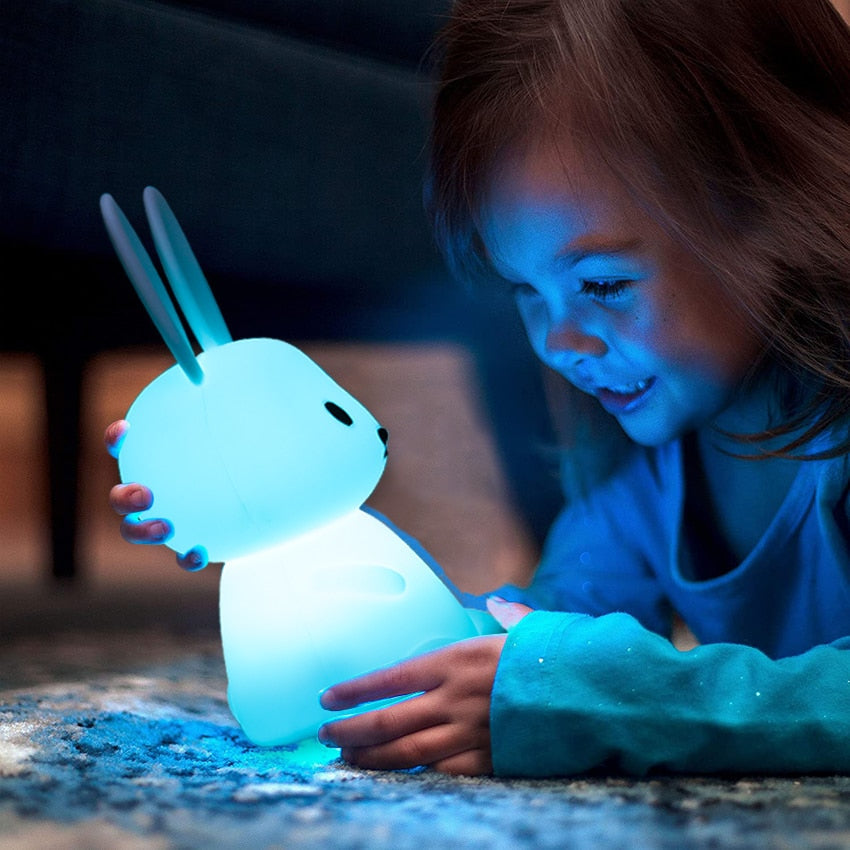Veilleuse Lapin Silicone Bébé – 7 Couleurs LED, 3 Modes, 10h Autonomie, Sans BPA | TrioNest™