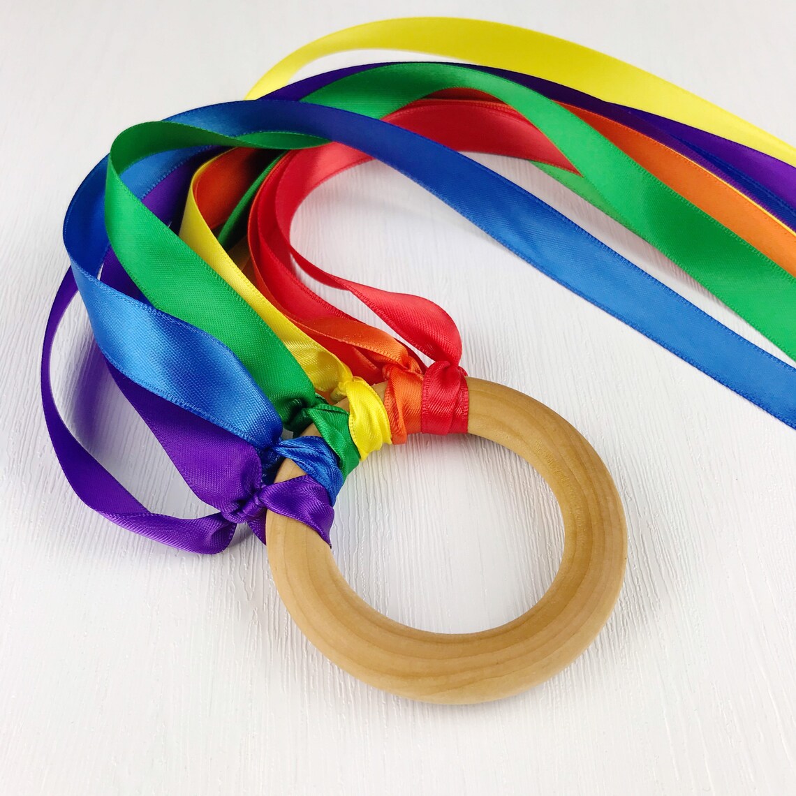 Jouet Anneau À Rubans Multicolore Montessori – Hêtre Non Traité, Éveil Sensoriel, Dentition, +6 Mois | RainbowRing by TrioNest™