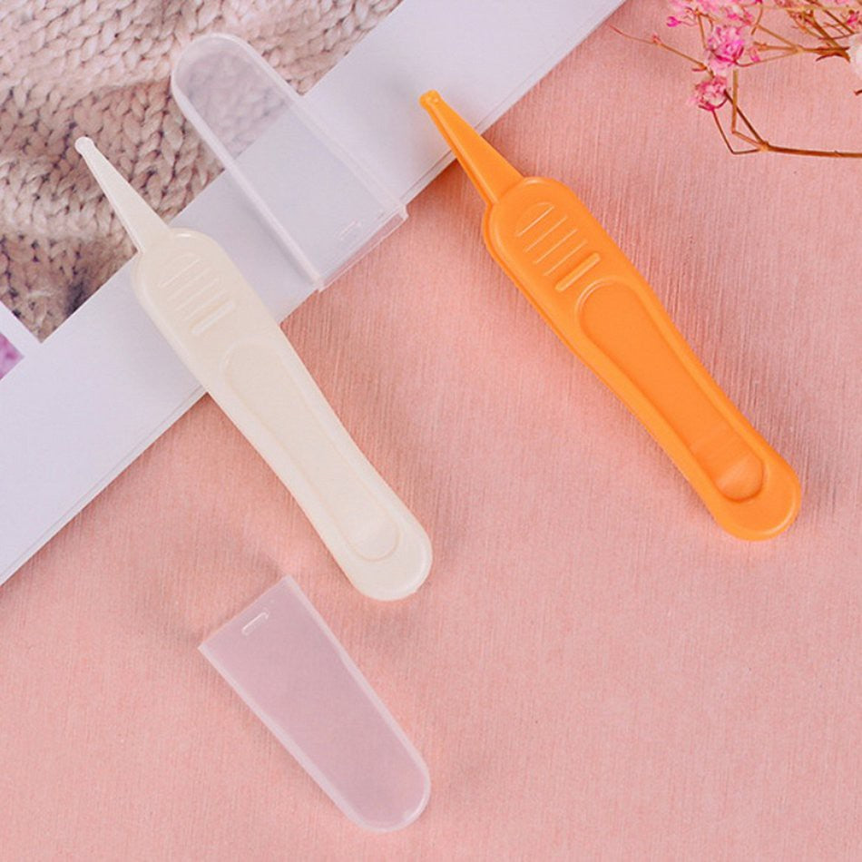 Pince de Nettoyage pour Bébé – Nez, Oreilles, Yeux & Nombril, Embout Rond, Plastique ABS, Couvercle Hygiénique | NasoCare by TrioNest™