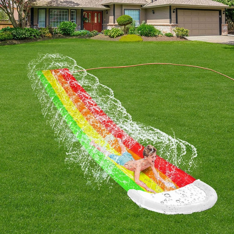 Toboggan Aquatique Arc-en-Ciel 3-en-1 – Glissade, Arroseur Zigzag & Crash Pad, 480 cm, PVC | RainbowSplash by TrioNest™