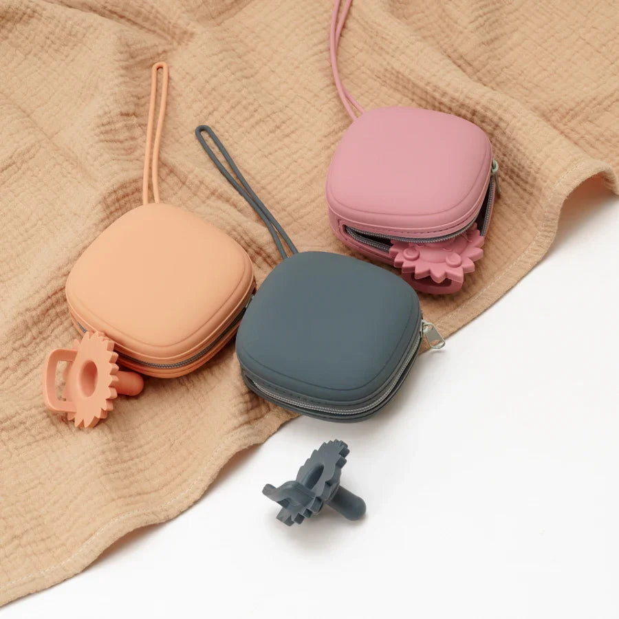 Porte-Tétine Fermeture Éclair Bébé – Non Toxique, Étanche, Recyclable, Multicolore | TrioNest™