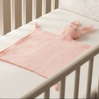 Doudou d'Apaisement Bébé CâlinNest™ – Peluche Motifs Animaux, Coton Bio Doux & Bavoir Intégré 0-12 Mois | TrioNest™