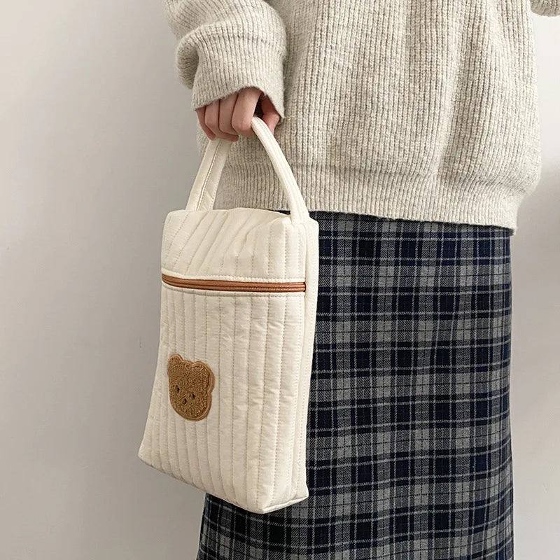 Sac à Langer à Fermeture Éclair Motif Ours | TrioNest™ – 80 g, Ergonomique, Lavable Machine, 18x26x7 cm
