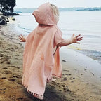 Serviette de Plage Enfants à Capuche – Coton & Lin Bio, Séchage Rapide, Anti-Sel, 0-4 Ans | BeachCape by TrioNest™