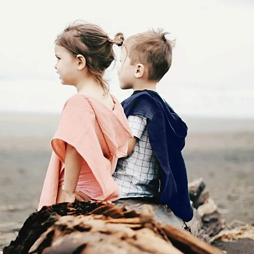 Serviette de Plage Enfants à Capuche – Coton & Lin Bio, Séchage Rapide, Anti-Sel, 0-4 Ans | BeachCape by TrioNest™