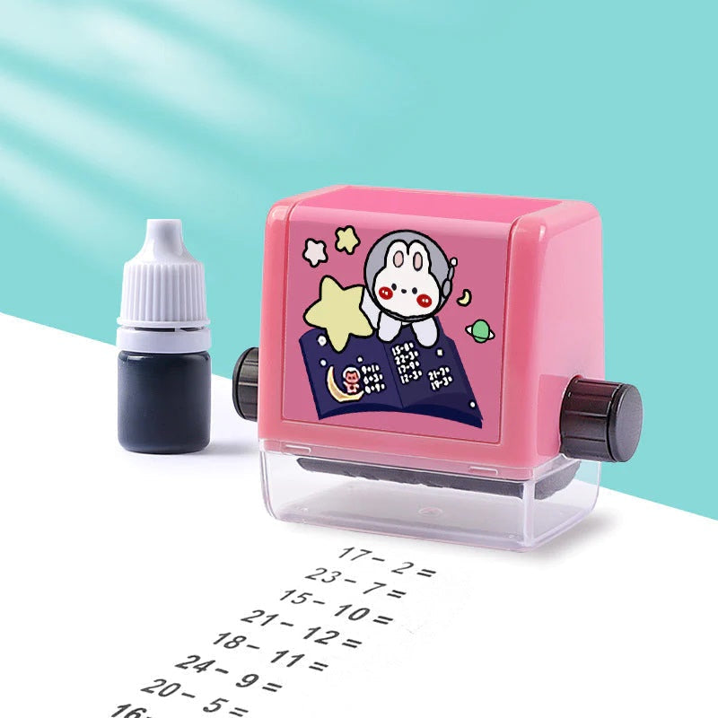 Tampon à Rouleau Maths Enfants – Addition, Soustraction, Multiplication, Division, Encre Rechargeable | TrioNest™