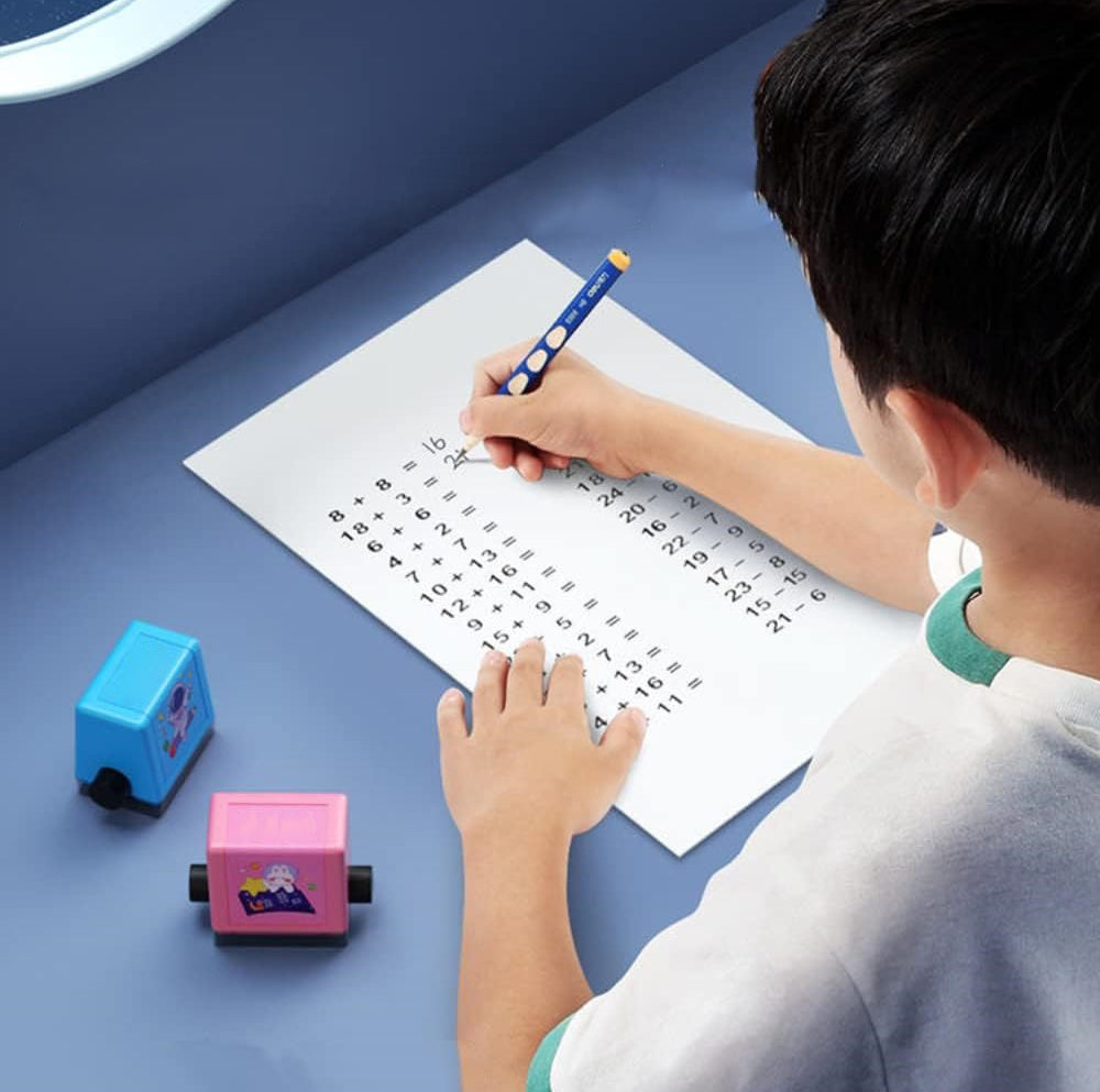 Tampon à Rouleau Maths Enfants – Addition, Soustraction, Multiplication, Division, Encre Rechargeable | TrioNest™