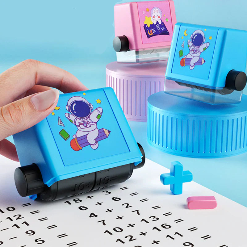 Tampon à Rouleau Maths Enfants – Addition, Soustraction, Multiplication, Division, Encre Rechargeable | TrioNest™