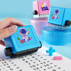 Tampon à Rouleau Maths Enfants – Addition, Soustraction, Multiplication, Division, Encre Rechargeable | TrioNest™