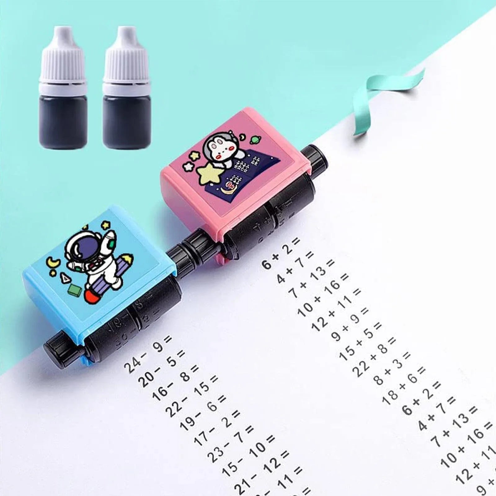 Tampon à Rouleau Maths Enfants – Addition, Soustraction, Multiplication, Division, Encre Rechargeable | TrioNest™