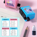 Tampon à Rouleau Maths Enfants – Addition, Soustraction, Multiplication, Division, Encre Rechargeable | TrioNest™