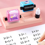 Tampon à Rouleau Maths Enfants – Addition, Soustraction, Multiplication, Division, Encre Rechargeable | TrioNest™