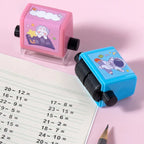 Tampon à Rouleau Maths Enfants – Addition, Soustraction, Multiplication, Division, Encre Rechargeable | TrioNest™