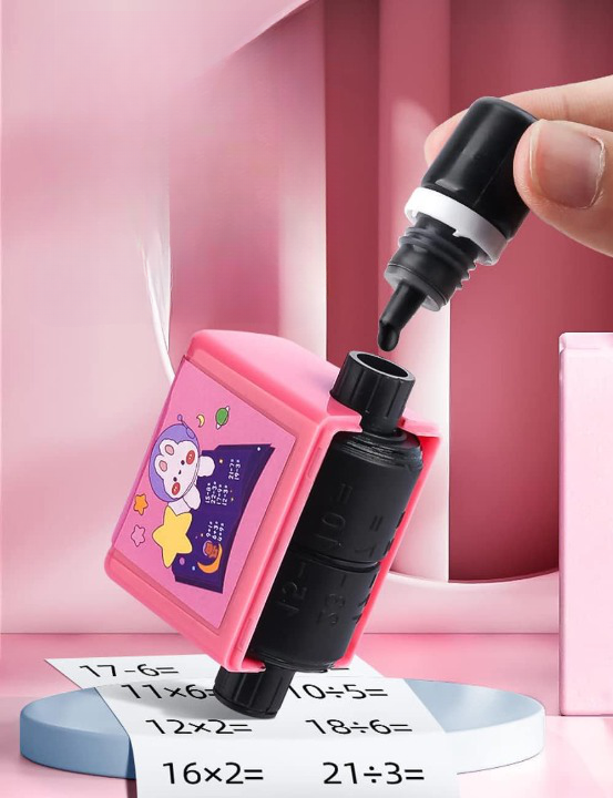 Tampon à Rouleau Maths Enfants – Addition, Soustraction, Multiplication, Division, Encre Rechargeable | TrioNest™
