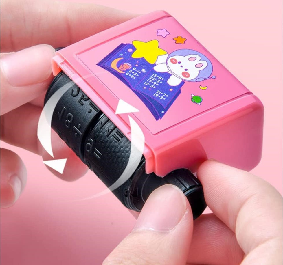 Tampon à Rouleau Maths Enfants – Addition, Soustraction, Multiplication, Division, Encre Rechargeable | TrioNest™
