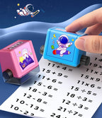 Tampon à Rouleau Maths Enfants – Addition, Soustraction, Multiplication, Division, Encre Rechargeable | TrioNest™