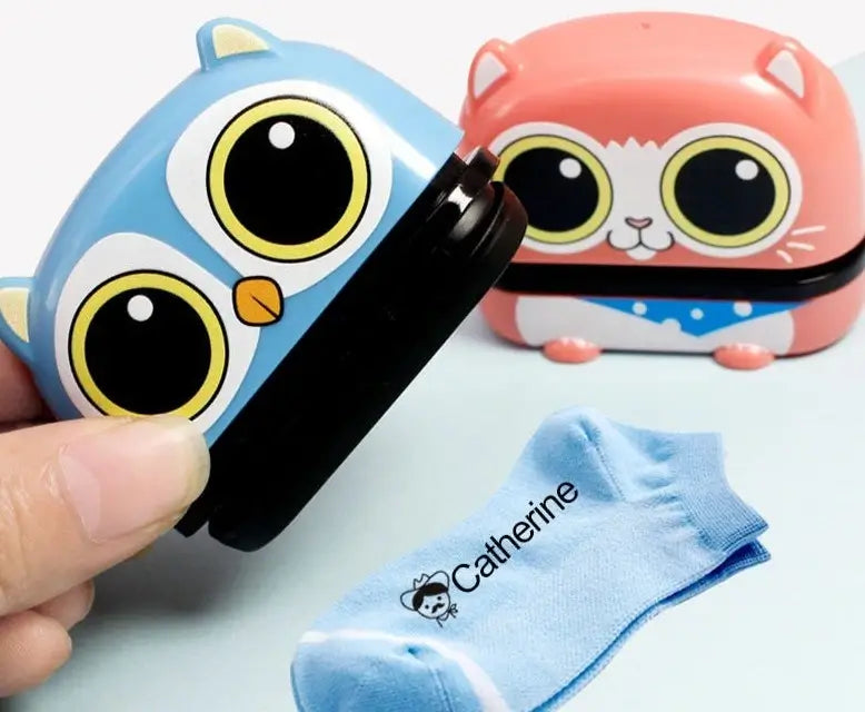 Tampon Personnalisé Bébé Prénom – Résistant Lavage, 4 Motifs, Encre Imperméable, Crèche & École | TrioNest™