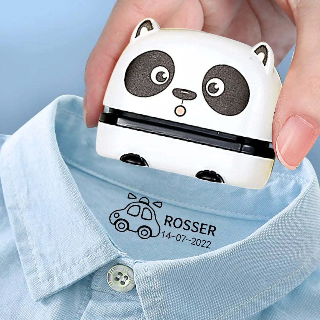 Tampon Personnalisé Bébé Prénom – Résistant Lavage, 4 Motifs, Encre Imperméable, Crèche & École | TrioNest™