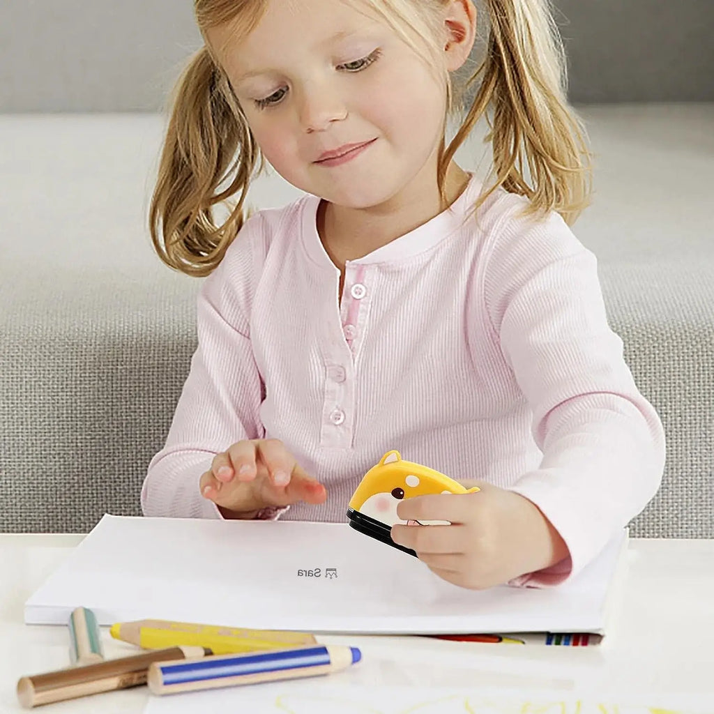 Tampon Personnalisé Bébé Prénom – Résistant Lavage, 4 Motifs, Encre Imperméable, Crèche & École | TrioNest™