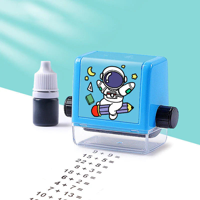 Tampon à Rouleau Maths Enfants – Addition, Soustraction, Multiplication, Division, Encre Rechargeable | TrioNest™