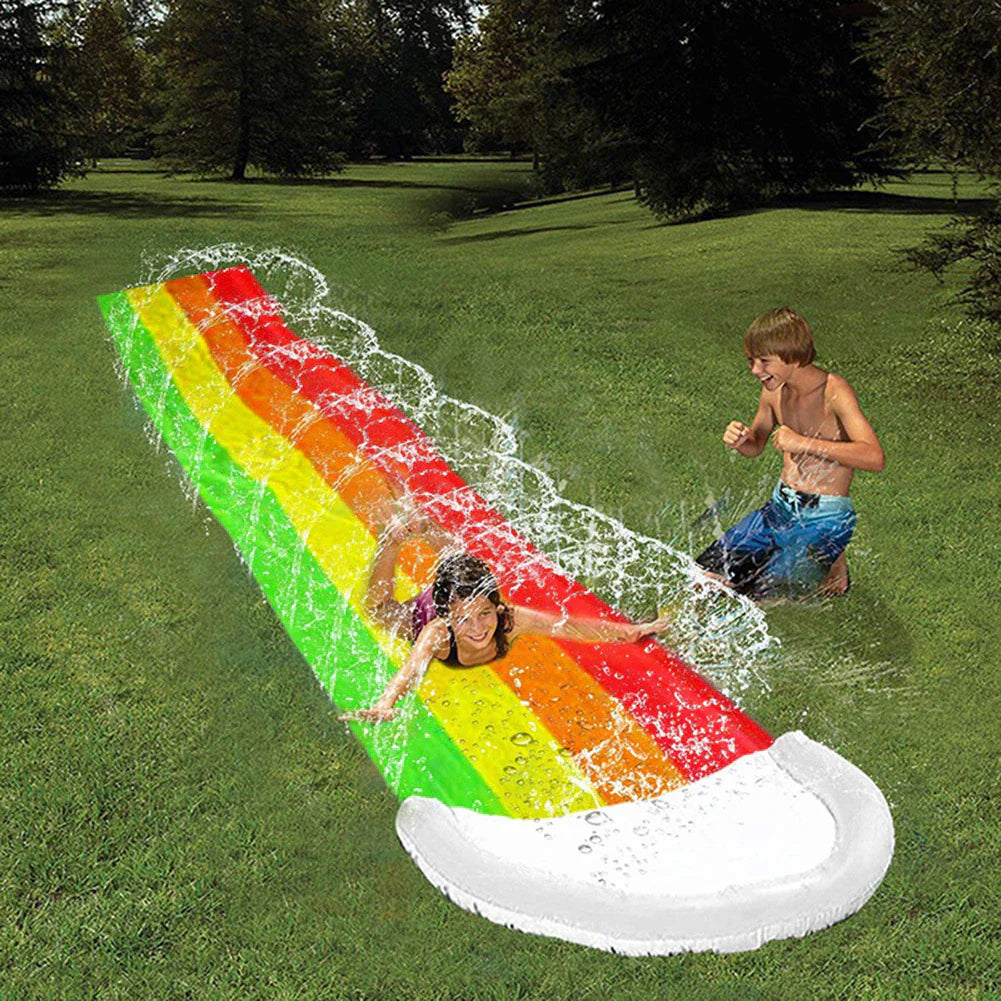 Toboggan Aquatique Arc-en-Ciel 3-en-1 – Glissade, Arroseur Zigzag & Crash Pad, 480 cm, PVC | RainbowSplash by TrioNest™