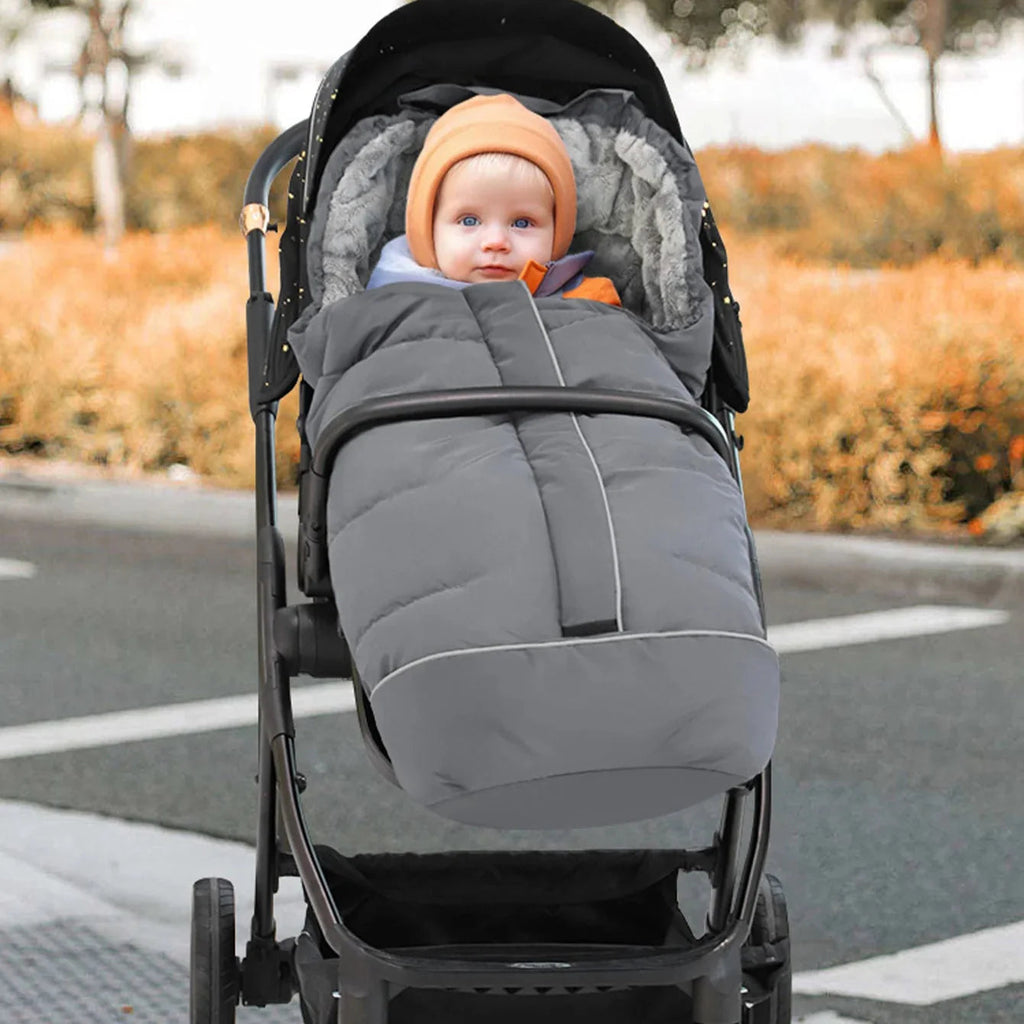 Chancelière Couvre-Pied Bébé – Bandes Réfléchissantes, 5 Fentes Harnais, Capuche, Zip Bidirectionnel | TrioNest™ Mon Adorable Bébé