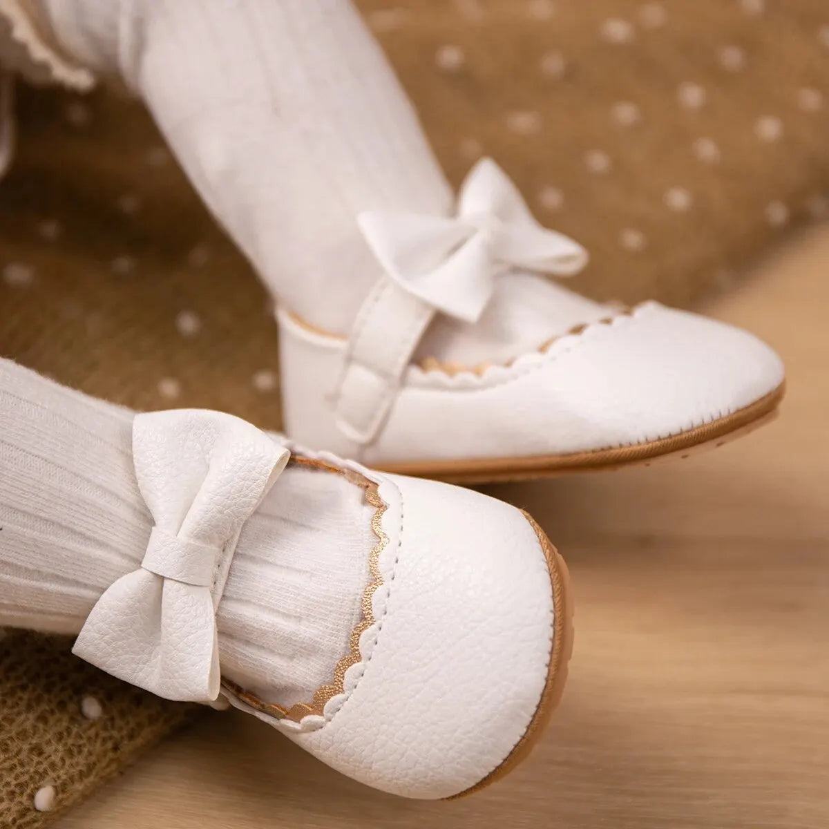 Chaussure Bébé Fille Nœud Papillon 0-18 Mois – Similicuir, Velcro, Semelle Antidérapante, Lavable | ChicBow by TrioNest™ Mon Adorable Bébé