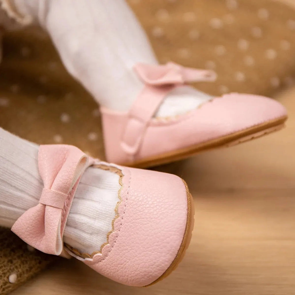 Chaussure Bébé Fille Nœud Papillon 0-18 Mois – Similicuir, Velcro, Semelle Antidérapante, Lavable | ChicBow by TrioNest™ Mon Adorable Bébé