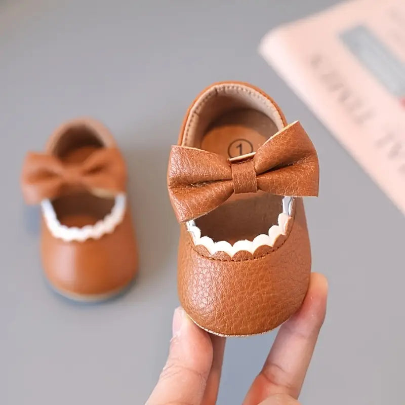Chaussure Bébé Fille Nœud Papillon 0-18 Mois – Similicuir, Velcro, Semelle Antidérapante, Lavable | ChicBow by TrioNest™ Mon Adorable Bébé