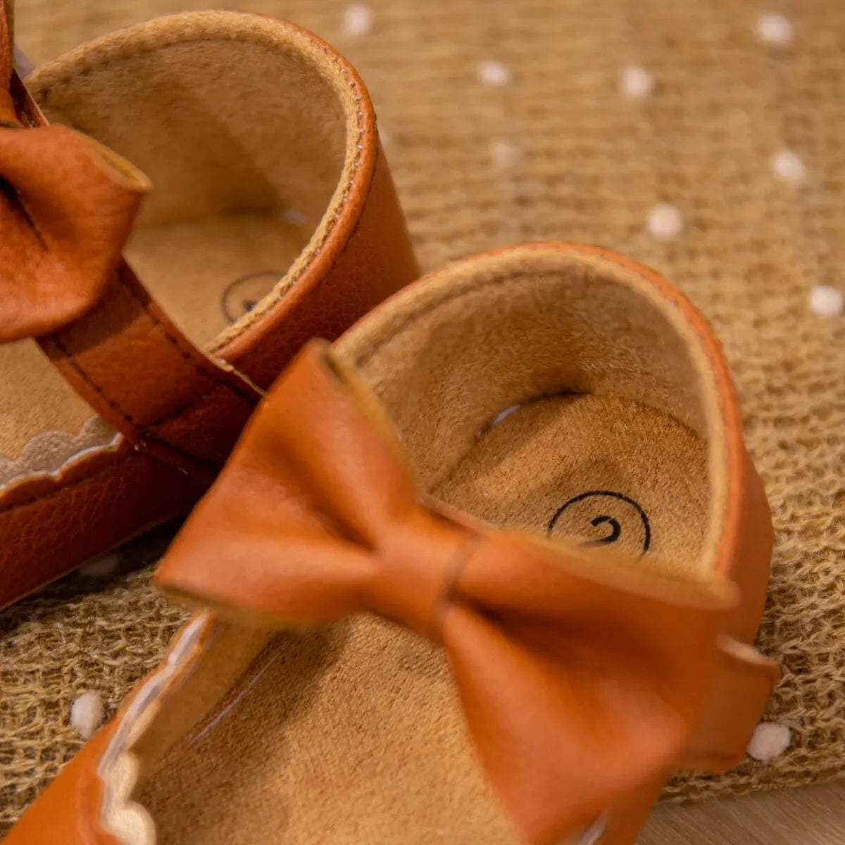 Chaussure Bébé Fille Nœud Papillon 0-18 Mois – Similicuir, Velcro, Semelle Antidérapante, Lavable | ChicBow by TrioNest™ Mon Adorable Bébé