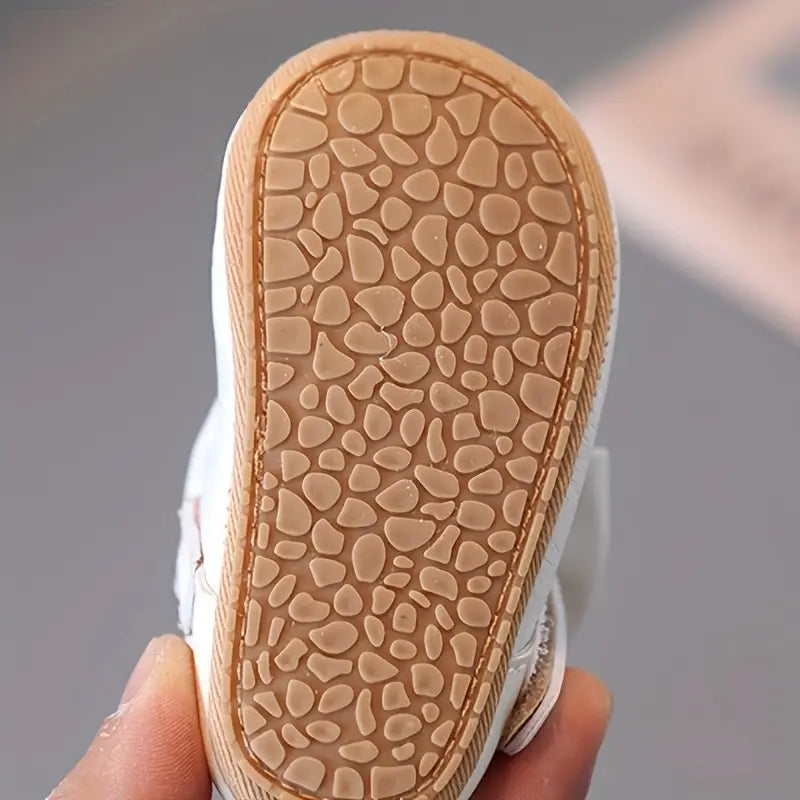 Chaussure Bébé Fille Nœud Papillon 0-18 Mois – Similicuir, Velcro, Semelle Antidérapante, Lavable | ChicBow by TrioNest™ Mon Adorable Bébé